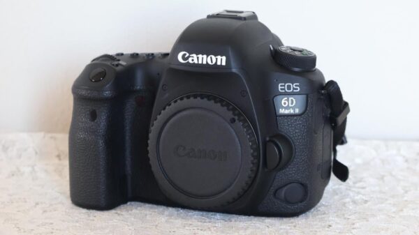 Fully functional EOS 6D Mark II body, less than 24,000 shutter count. - Image 2