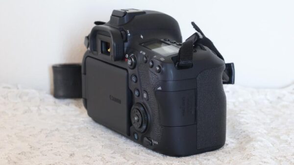 Fully functional EOS 6D Mark II body, less than 24,000 shutter count. - Image 5