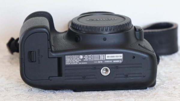 Fully functional EOS 6D Mark II body, less than 24,000 shutter count. - Image 9