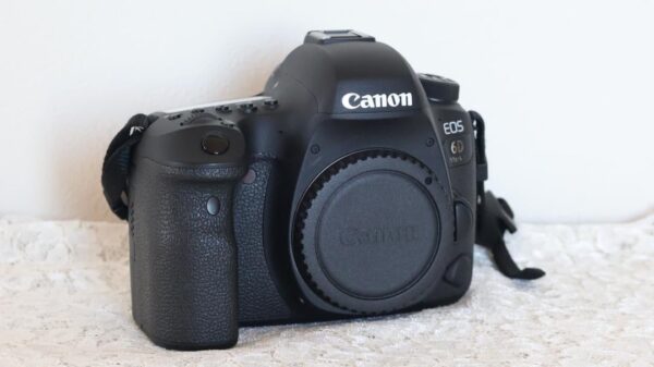 Fully functional EOS 6D Mark II body, less than 24,000 shutter count. - Image 3