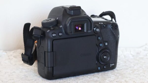 Fully functional EOS 6D Mark II body, less than 24,000 shutter count. - Image 6
